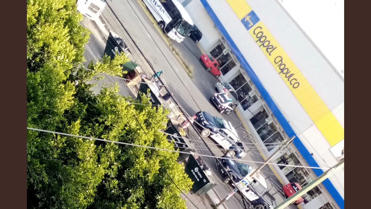 Reporte: Comando armado asalta violentamente  Coppel de Chapulco, habría varios heridos
