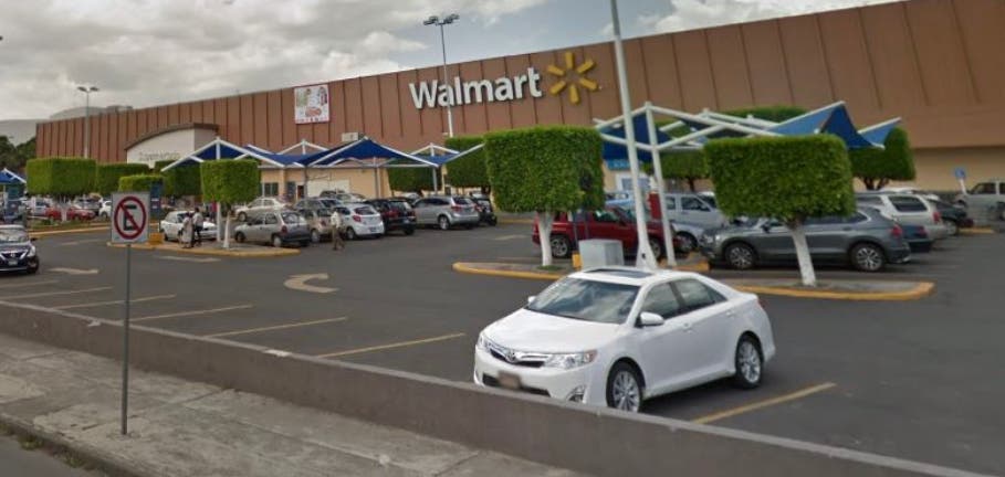 Reporte: Fallece un hombre en Walmart San Manuel