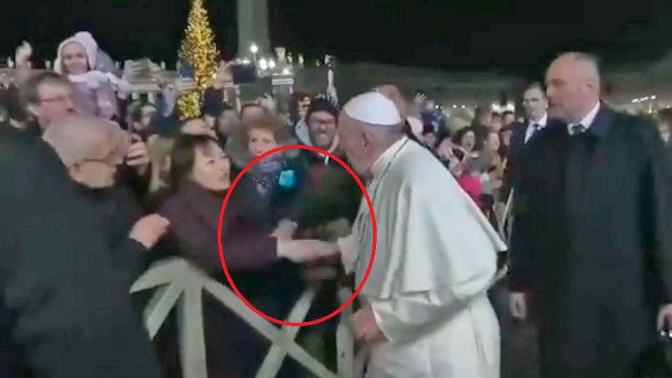 Video: Papa Francisco reprende a una mujer y se vuelve viral