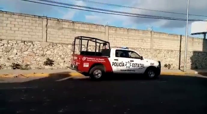 Video: Comando armado asalta una obra y se roba bultos de cemento en Puebla
