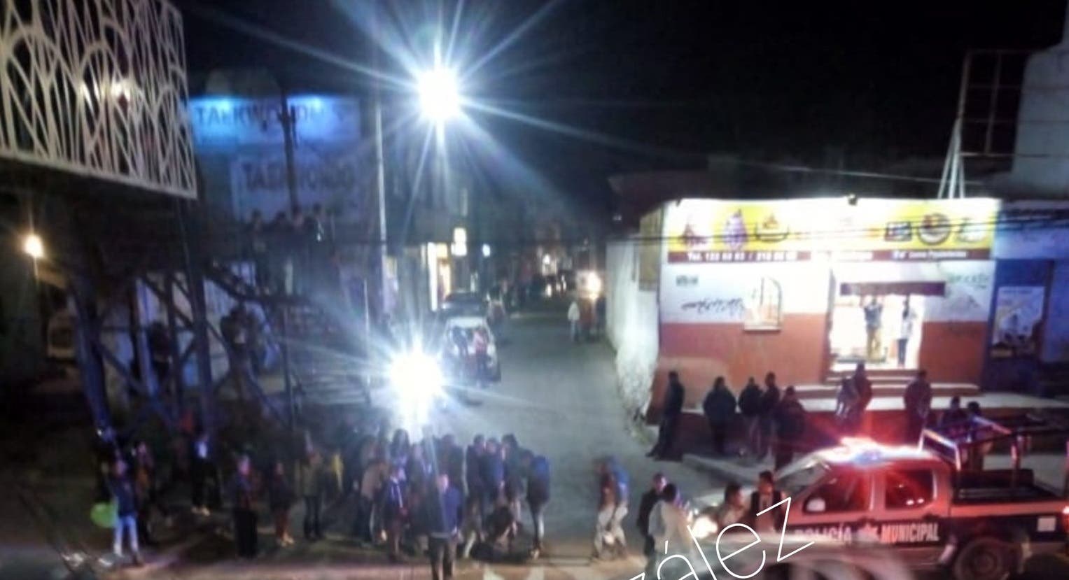 Unidad de transporte público arrolla a una estudiante en carretera de Puebla