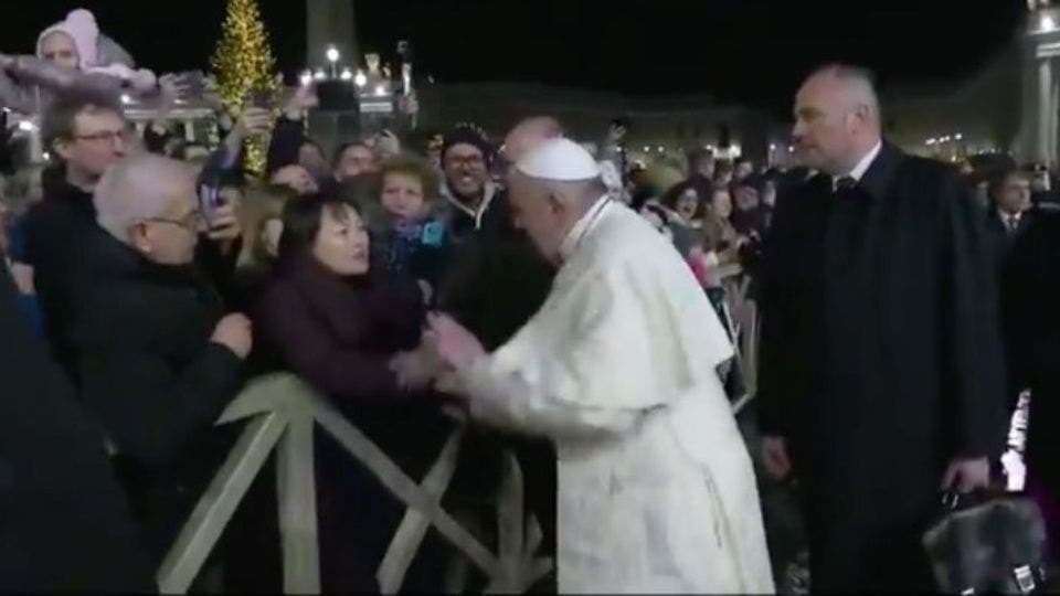 Papa Francisco se disculpa por manotazo a mujer