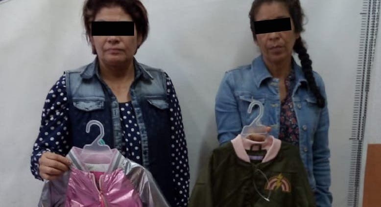 Detienen a mujeres acusadas de robar ropa en Coppel en Puebla