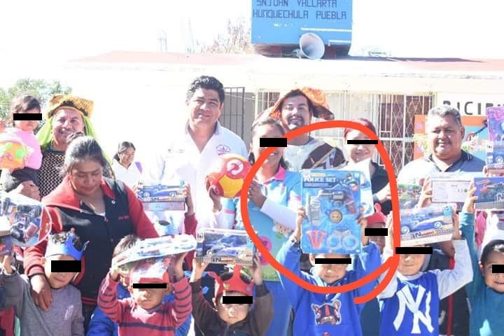 Edil en Puebla regala juguetes bélicos a niños