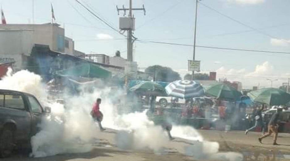 Video: Se enfrentan policías y comerciantes por venta de pirotecnia en el Mercado Zapata