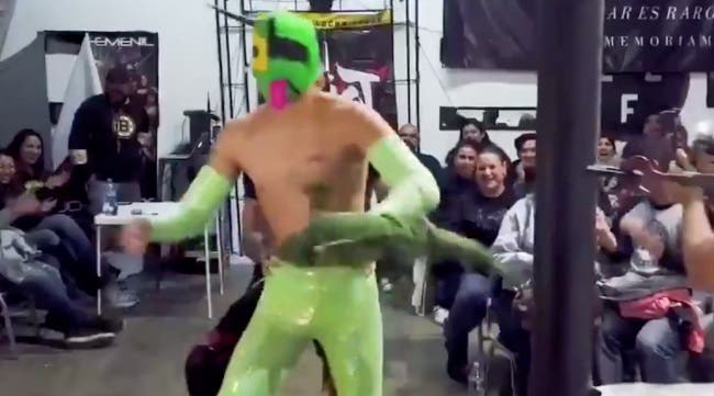 Video: Protagoniza Mr. Iguana la mejor entrada en la historia de la lucha libre