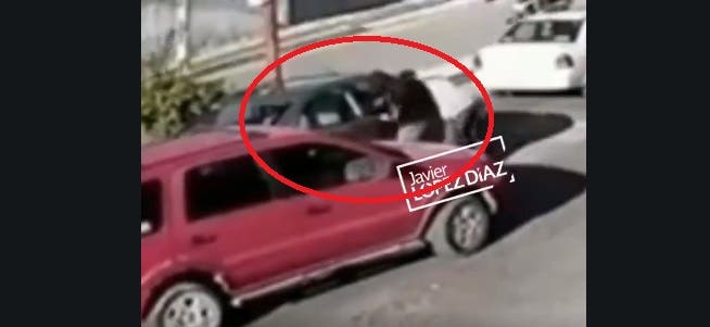 Video: Sujetos armados interceptan a una camioneta para robarle 200 mil pesos en Puebla