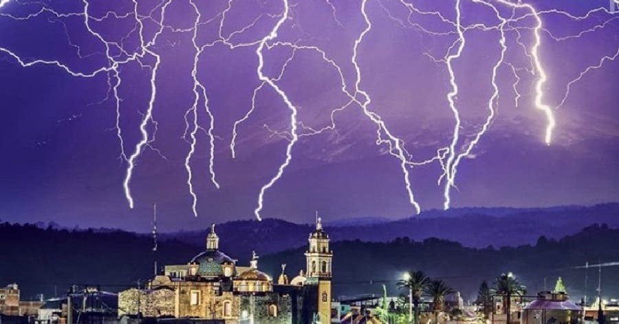 Entérate: Así se vio una tormenta eléctrica en San Nicolás de los Ranchos, Puebla
