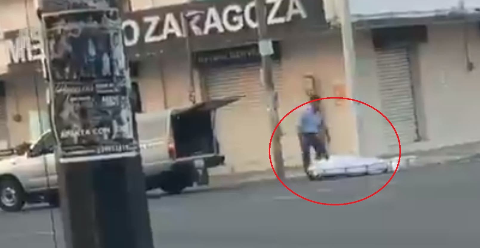 VIDEO: Cadáver cae de carroza fúnebre frente a mercado