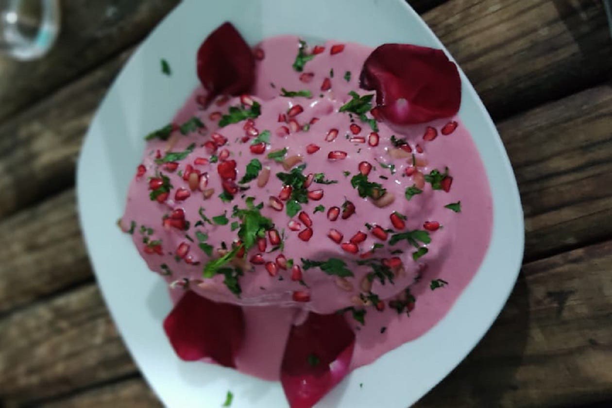 Chef jarocha prepara ‘chile en nogada rosa’ y desata la furia de los poblanos