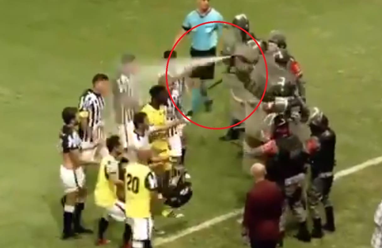 Video: Policías atacan a jugadores de futbol con gas pimienta