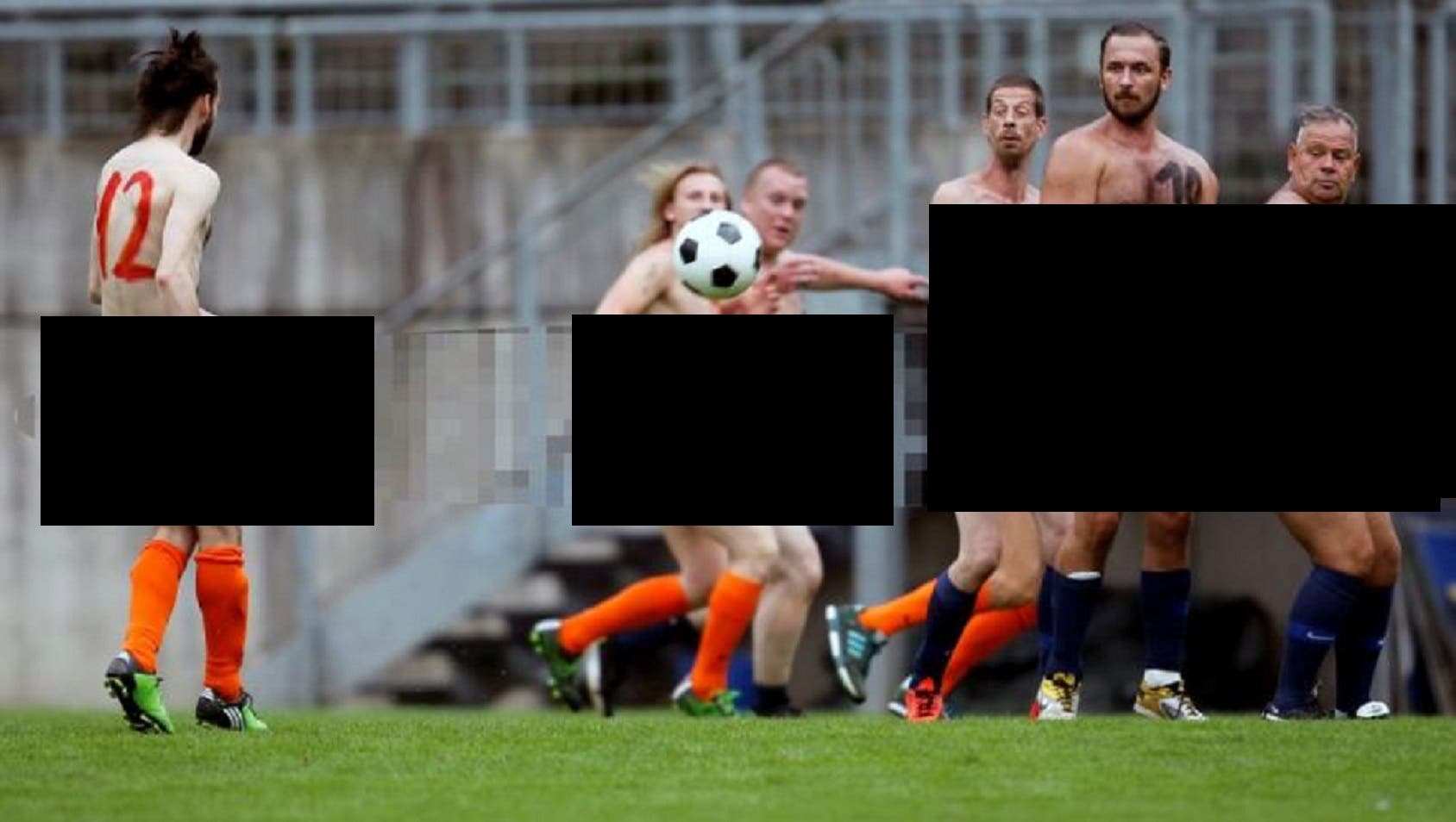 Entérate: Juegan desnudos un partido de futbol para protestar contra la FIFA