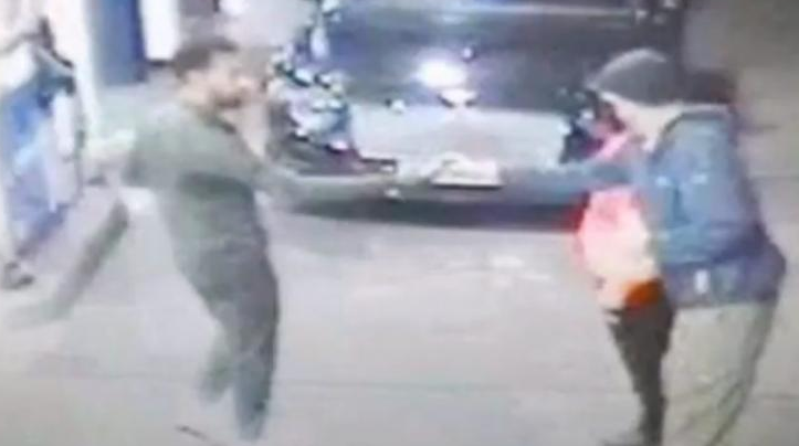Entérate VIDEO: El futbolista Mohamed Salah defiende a persona en situación de calle que era acosada