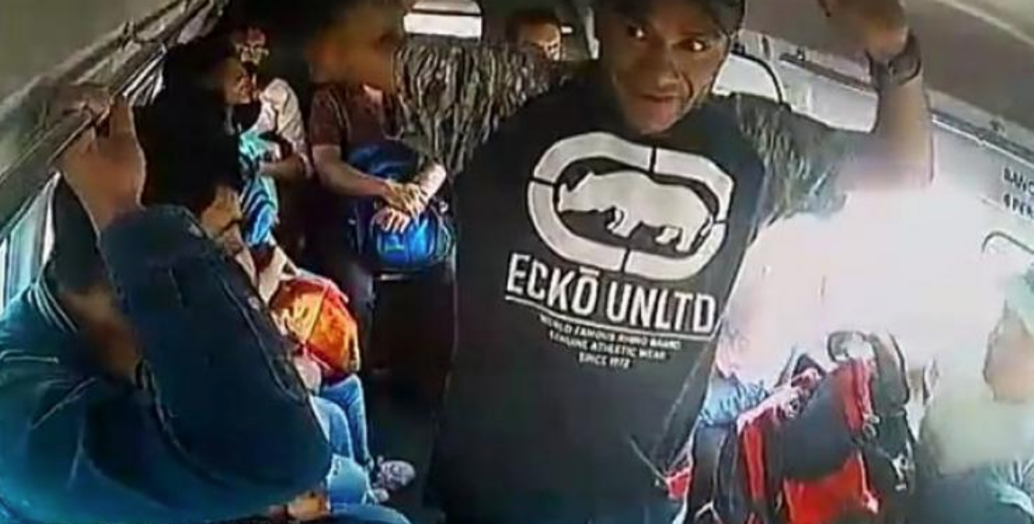 Video: En menos de un minuto y con cuchillo en mano, asaltan a pasajeros de combi