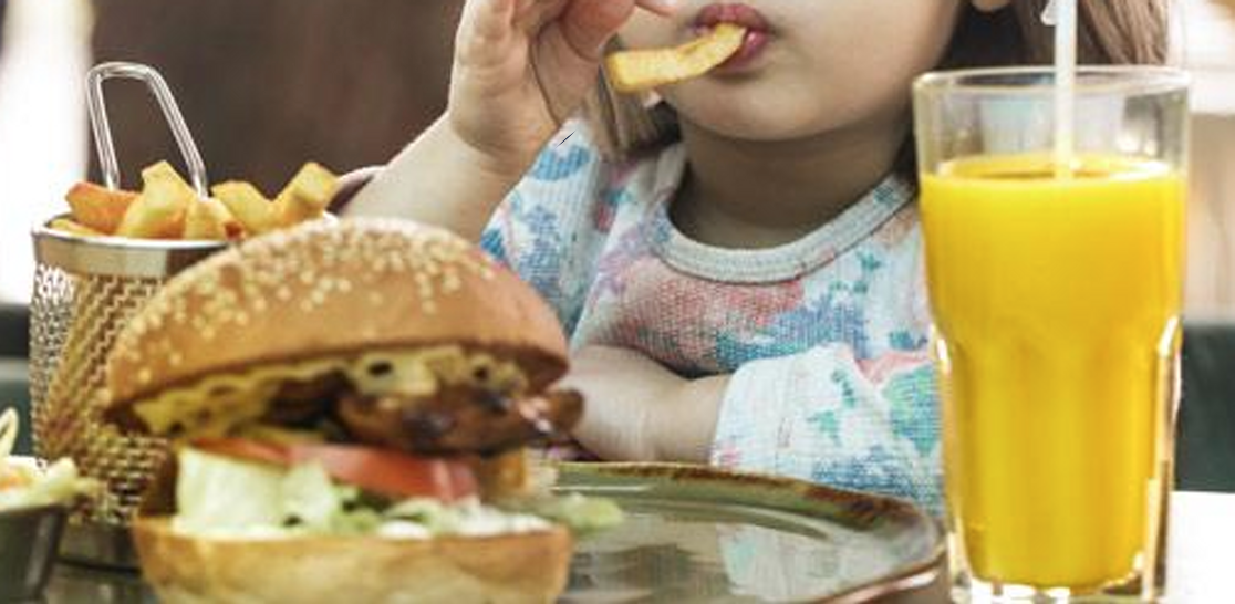 OJO: Niños que cenan después de las 9 tienen graves problemas de salud