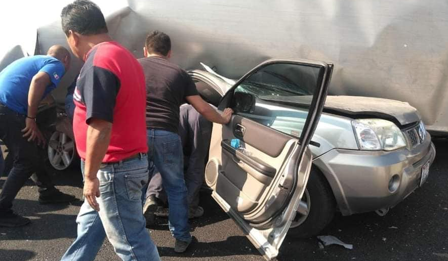 REPORTE Un muerto y varios lesionados graves tras accidente en la México-Puebla, caja de trailer aplastó a una camioneta