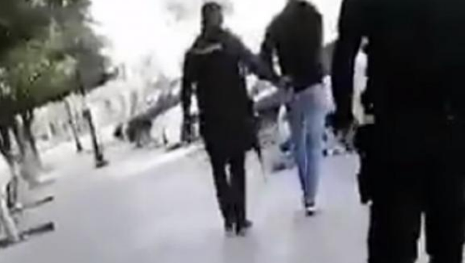 VIDEO Detienen a joven en Cadereyta por no usar cubrebocas