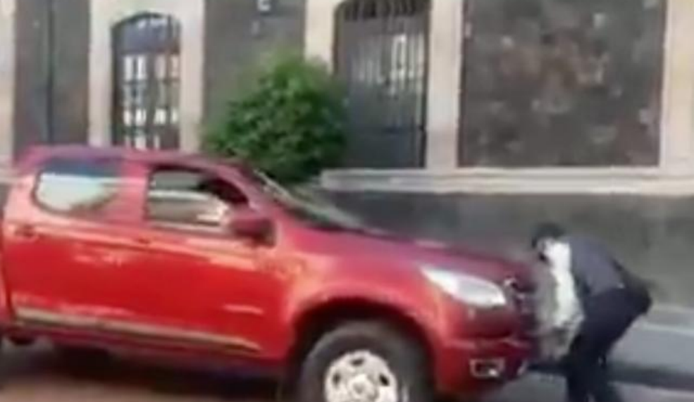 VIDEO Mujer Policía arriesga la vida intentado quitarle la placa a un automovilista