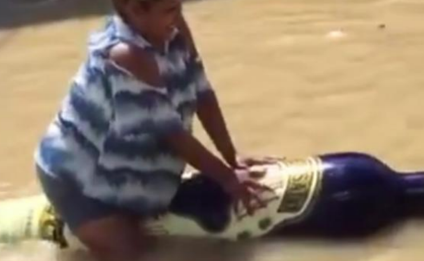Entérate VIDEO Mujer usa inflable de botella de tequila para navegar en calles inundadas de Jalapa