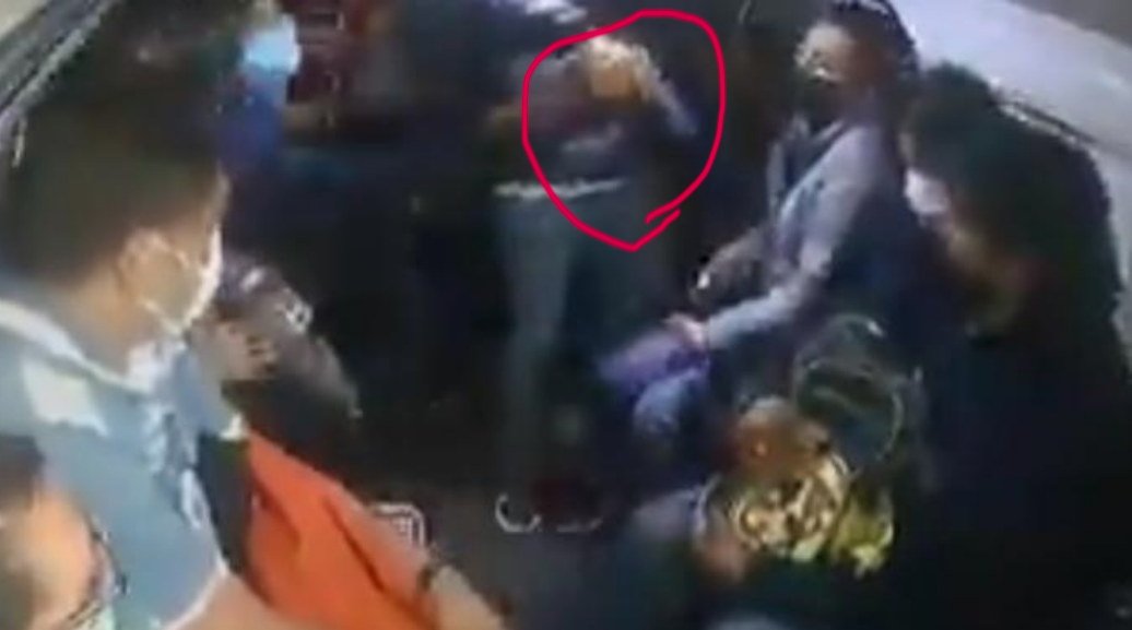 VIDEO Graban violento asalto a mano armada a pasajeros de una combi
