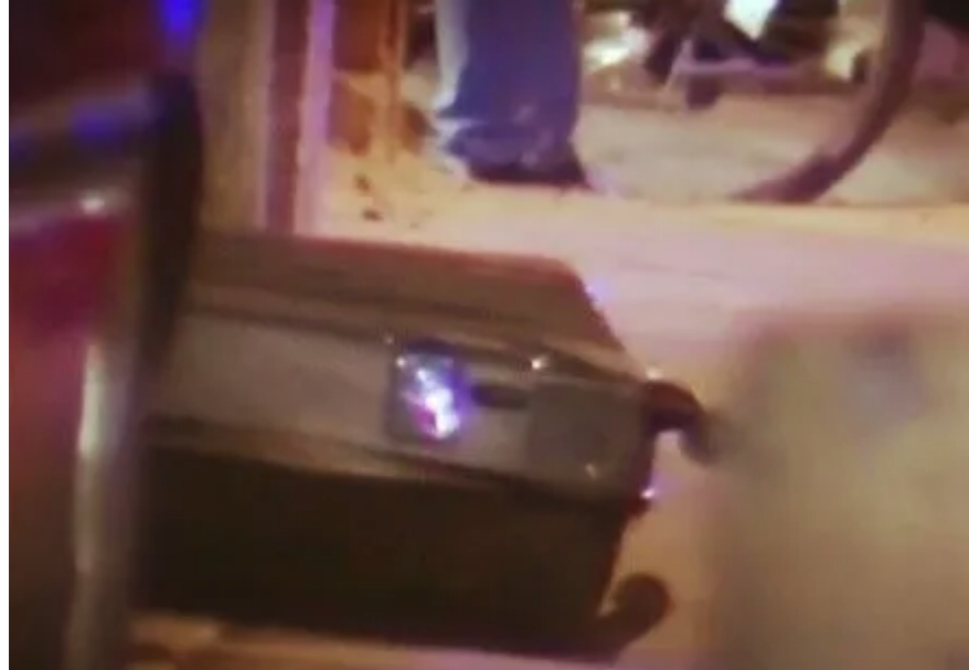 Detienen a adolescente de 15 años que arrastraba una maleta con restos humanos
