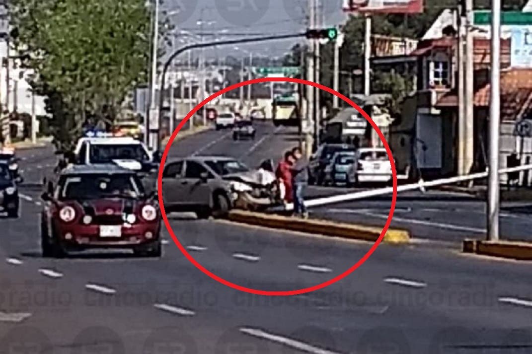 #AlMinuto Auto choca y tira un poste en Boulevard Esteban de Antuñano