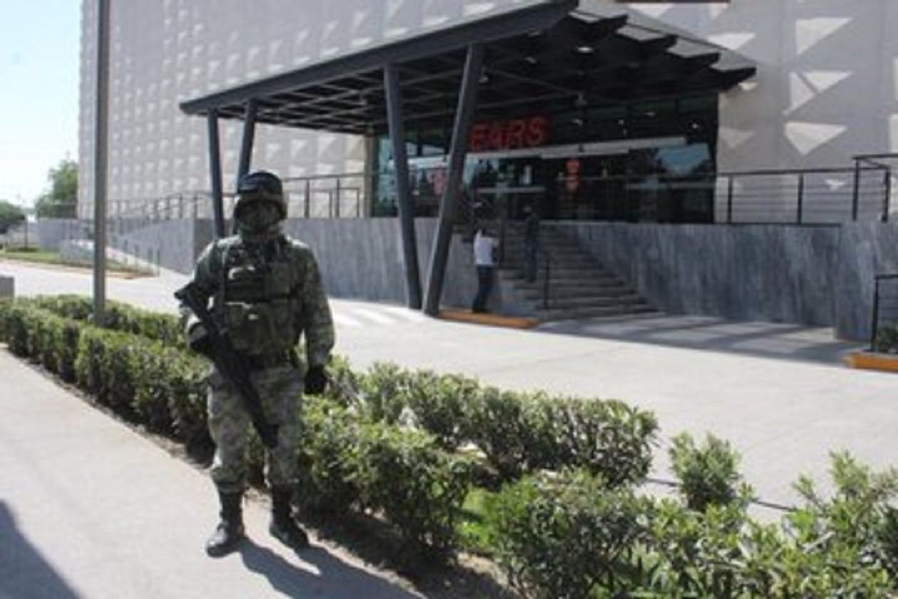 Hasta con militares mantuvieron cerrados centros comerciales en el primer día de ENCIERRO total en Puebla