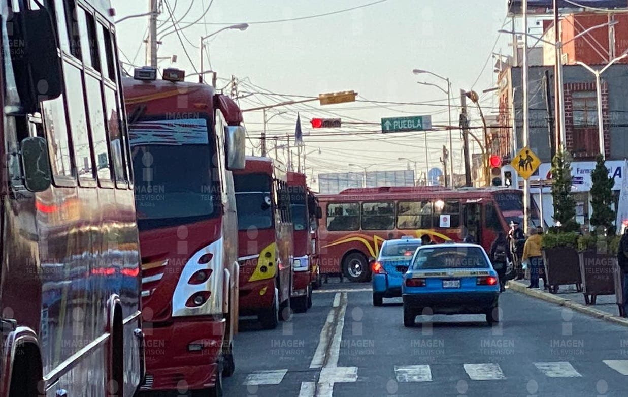 #AlMinuto: Autobuses Ruta Rojos cierran la Carretera Federal México-Puebla