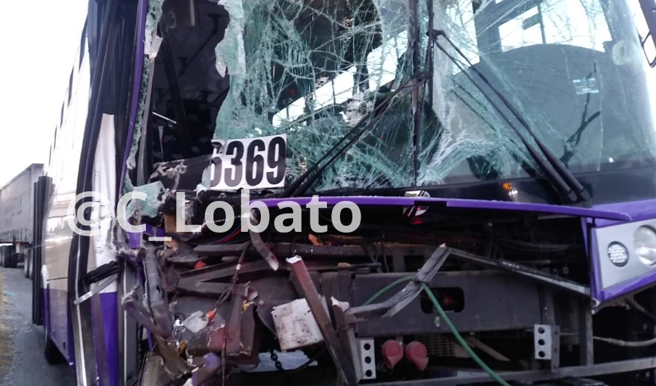 #ALMINUTO Choca autobús de pasajeros contra tráiler en el periférico
