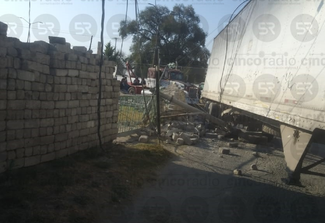 #ALMINUTO Ladrón que acababa de robar un camión de carga choca contra poste tras fuerte persecución