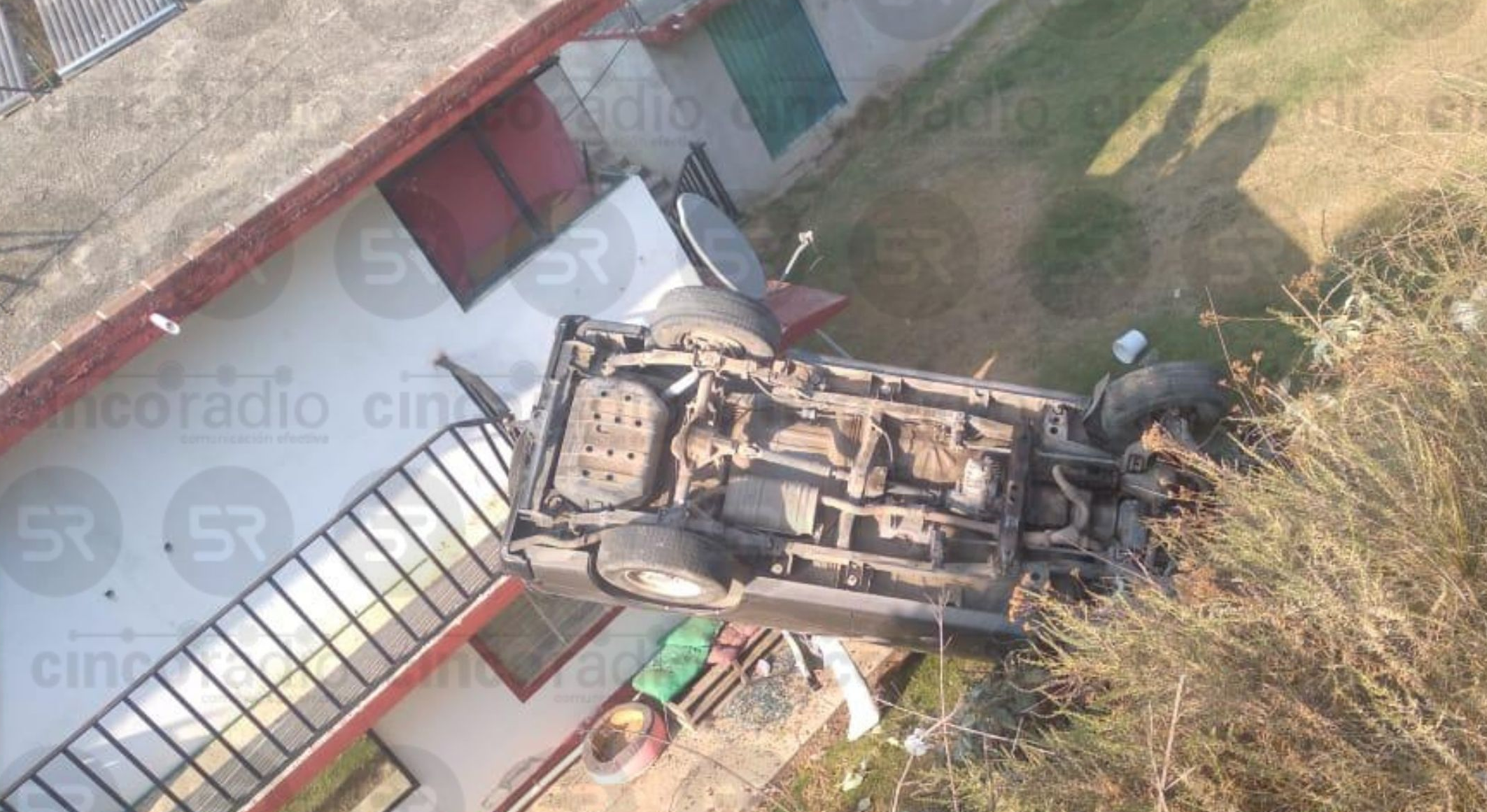 #REPORTE Camioneta cae sobre una casa y deja cinco lesionados