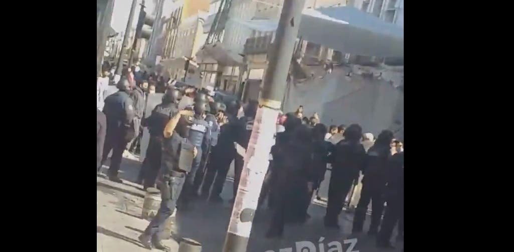 VIDEO Decomisan mercancía a ambulantes que se instalaron en la 8 poniente pese a decretos contra el Covid