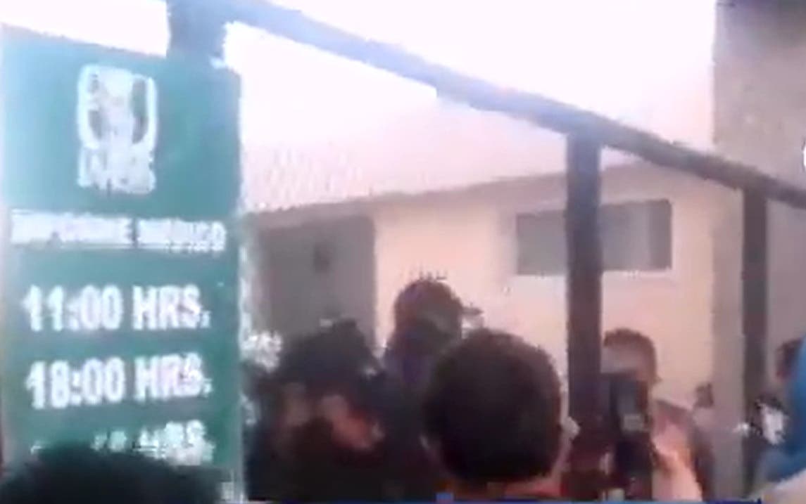 #AlMimuto VIDEO Familiares reclaman cuerpo en el IMSS de La Margarita y niegan muerte por Covid
