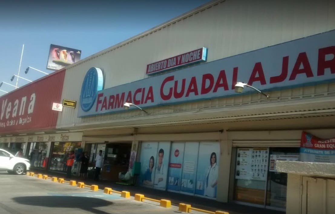 DE TERROR Abandonan a una adolescente poblana desnuda afuera de un Farmacias Guadalajara, acusa que fue violada