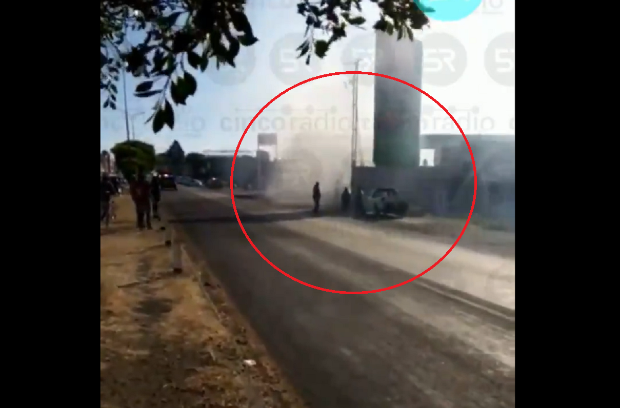 #AlMinuto Se incendia camioneta junto a una bomba de gasolina en la Vía Corta