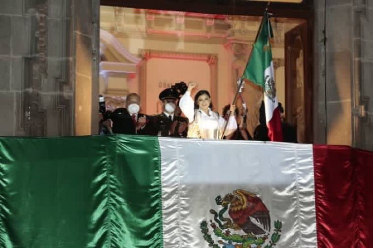 ¡Claudia gobernadora!, así le gritan a Rivera Vivanco en el zócalo de Puebla