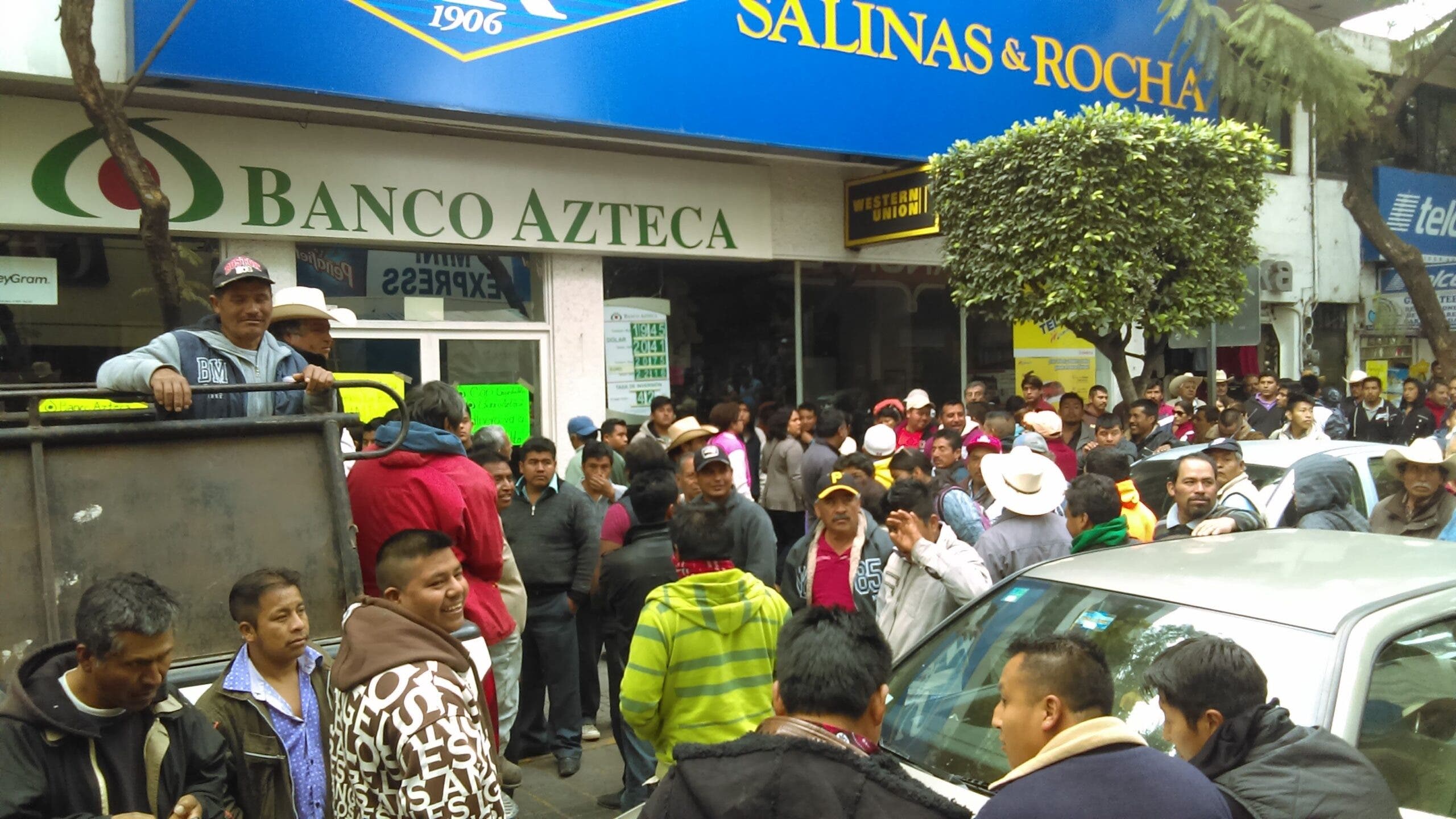 Poblano logra embargar a Banco Azteca tras despido injustificado