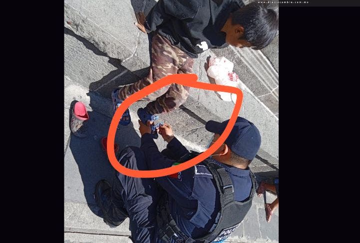 Policía poblano le compra unas chanclitas a niñito de la calle Y se vuelve VIRAL