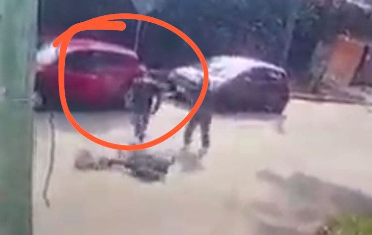 VIDEO Rateros le disparan a jovencita para  robarle un automóvil