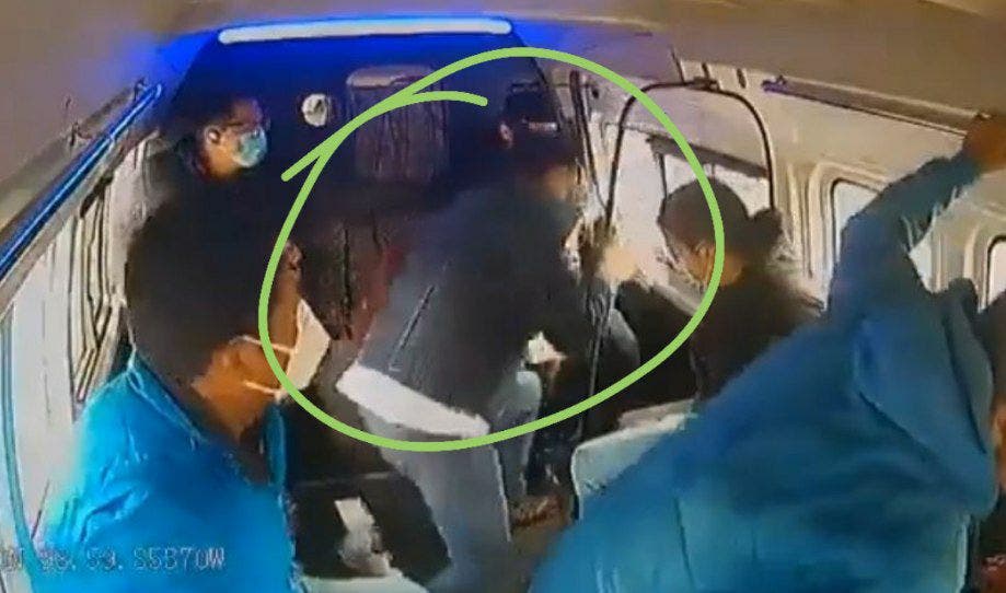 Video Así lograron pasajeros y chófer evitar un asalto a una combi
