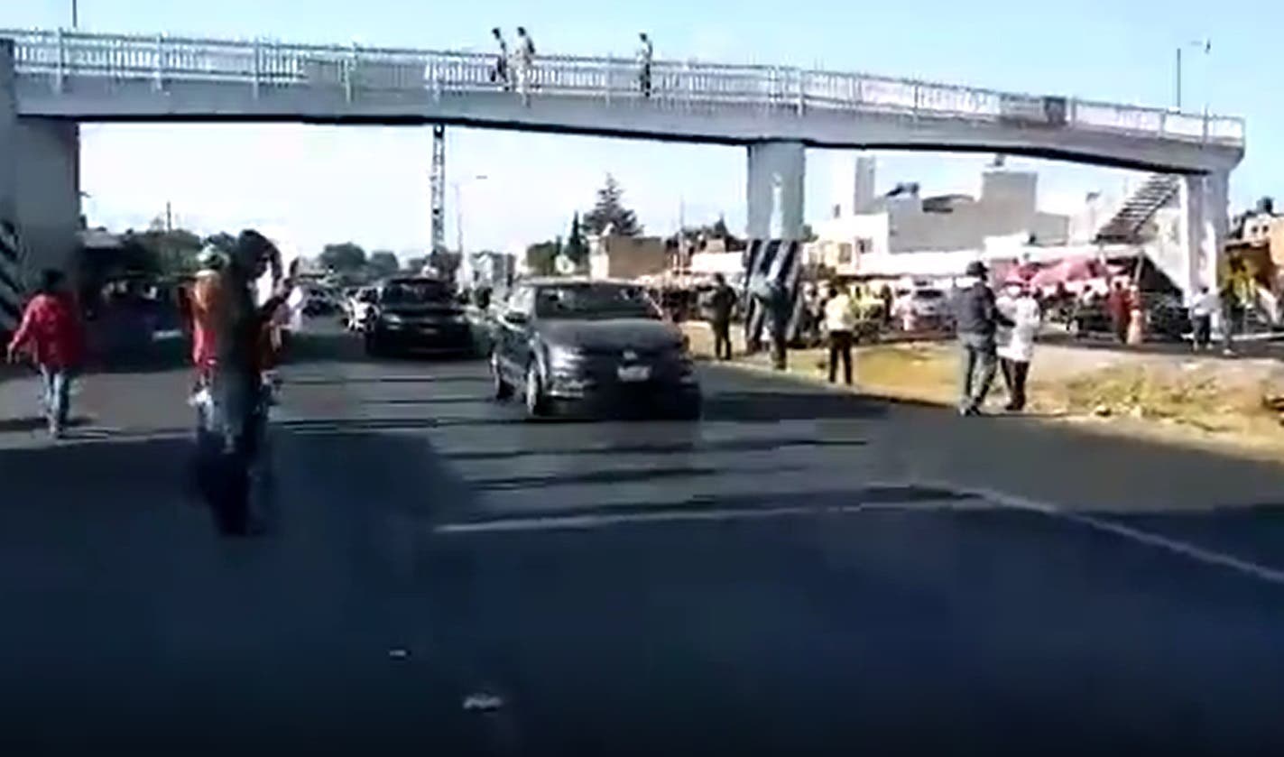 #AlMinuto Video: Comerciantes toman la Vía Corta en protesta por paso a desnivel