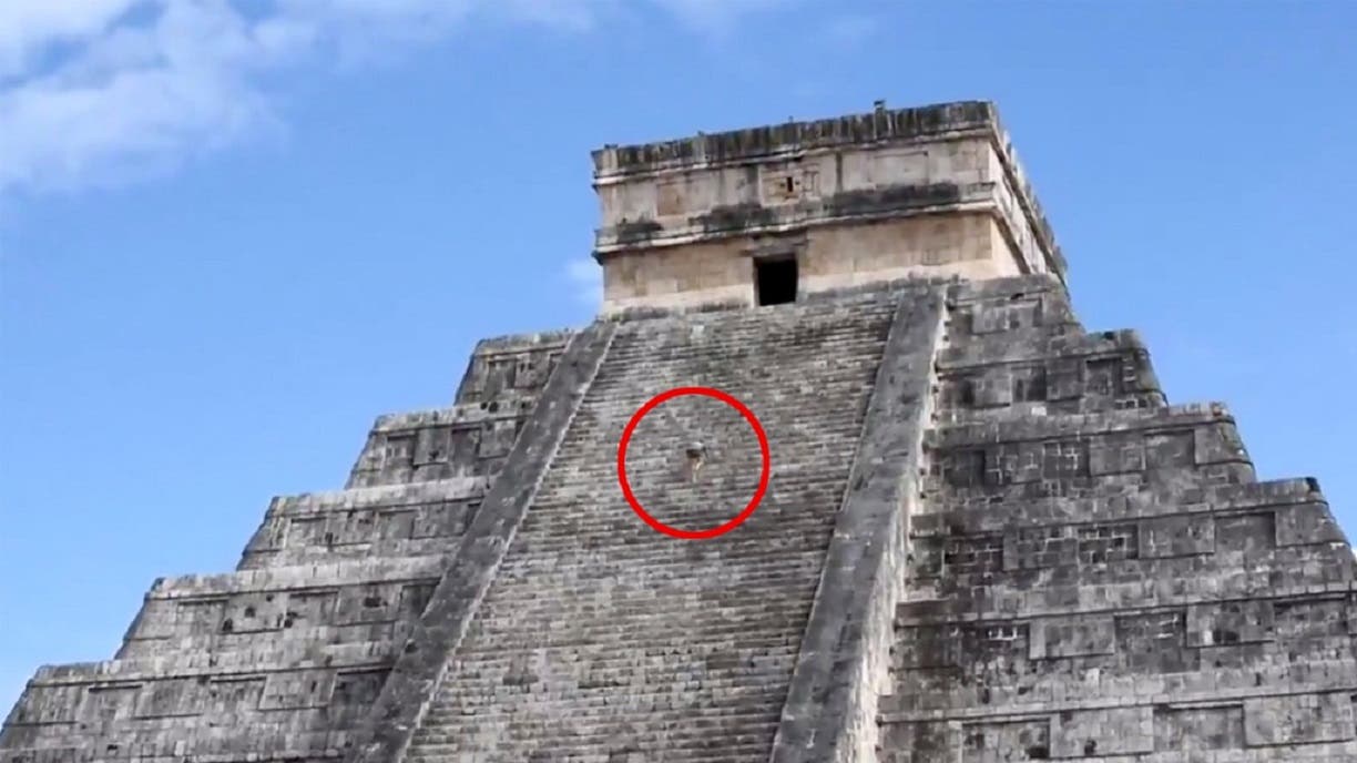 Turista borracha sube a pirámide en Chichén Itzá, la llaman #LadyKukulkan