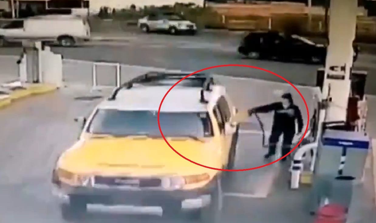 Video: Poblano se da a la fuga tras no paga la gasolina, se lleva hasta la manguera de la bomba