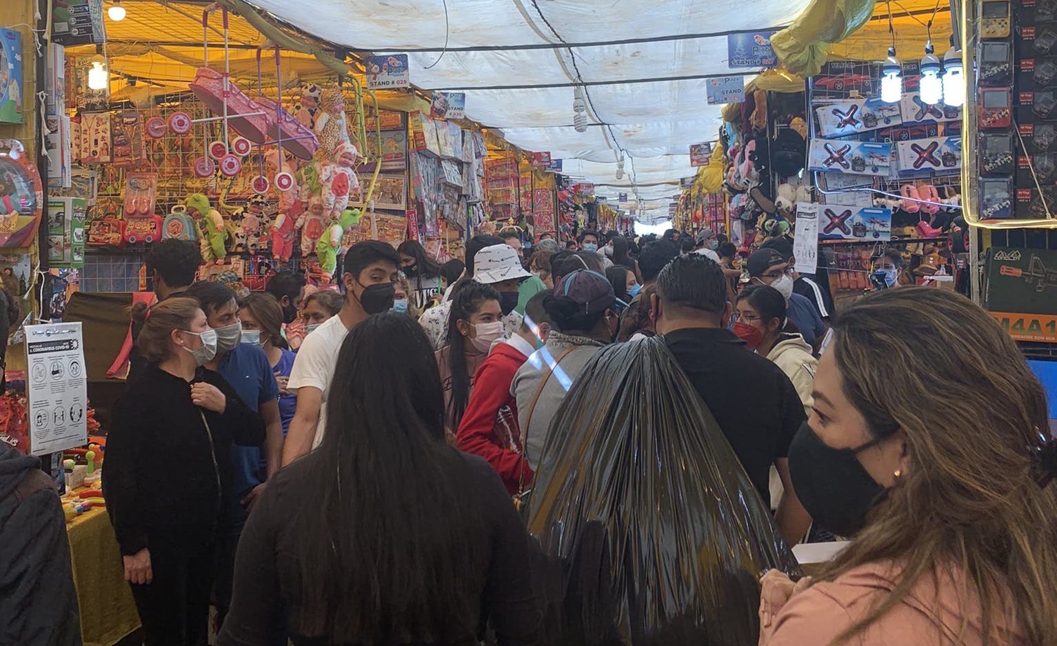 Comerciantes de La Fayuca y Plaza Los Gallos abren sin miedo al Covid y a los Decretos