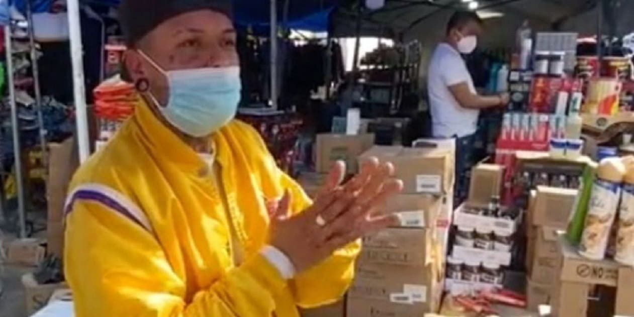 VIDEO: Ambulante se vuelve VIRAL por vender productos de limpieza robados: “Es robadito pero no clonadito” dice