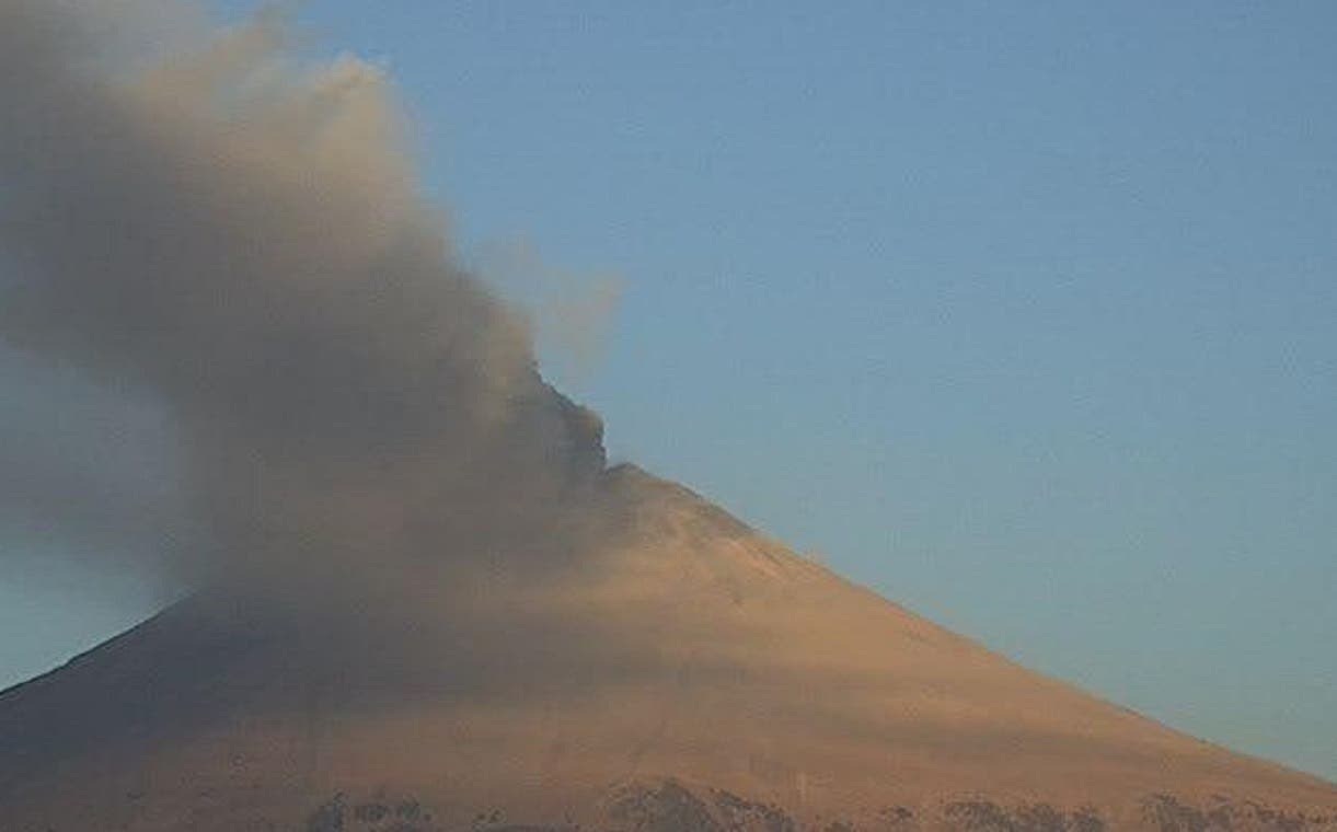 #ALMINUTO El volcán Volcán #Popocatépetl presenta exhalación de gases y ceniza
