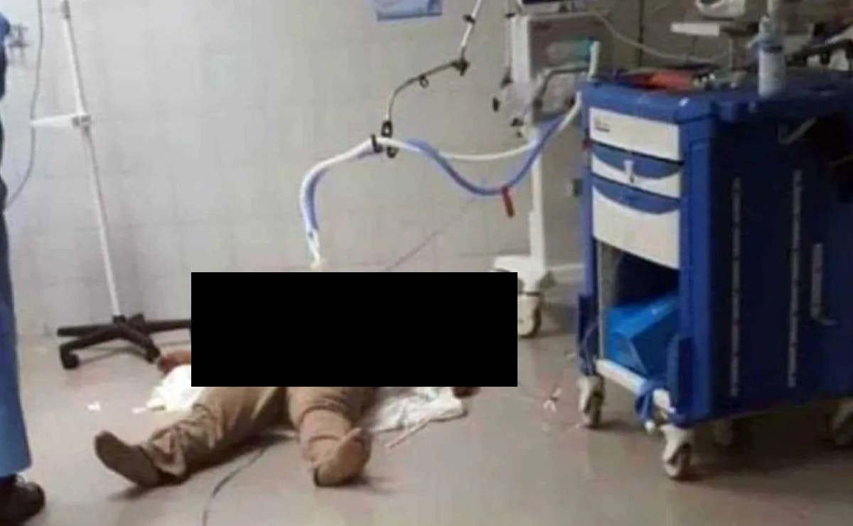 Médicos atienden a paciente de Covid en el suelo, lamentablemente falleció