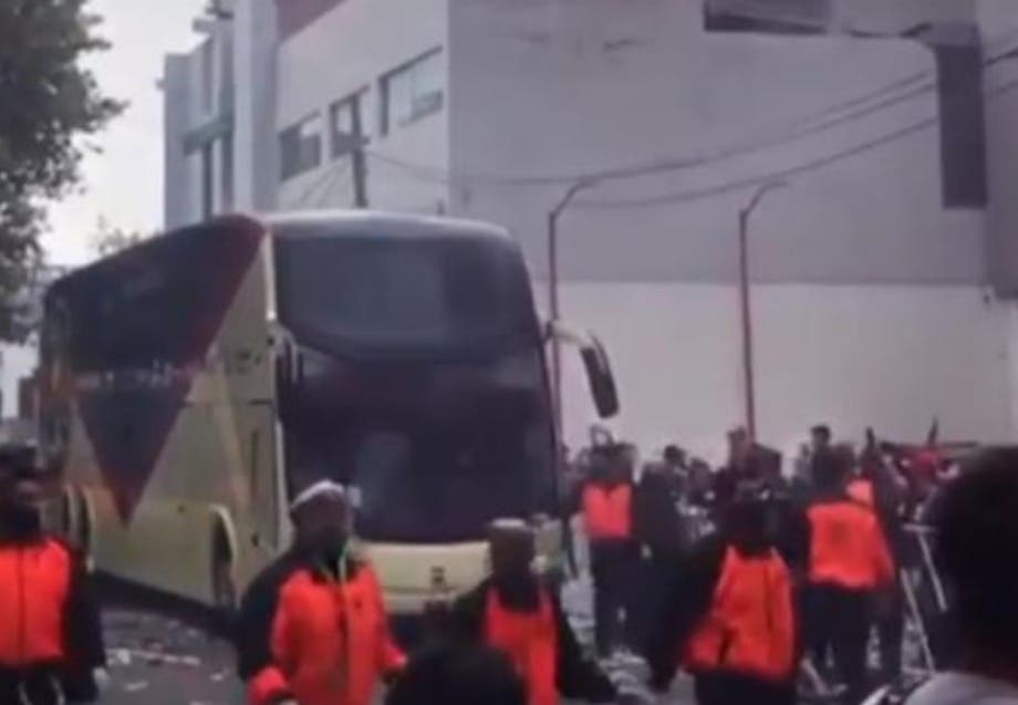 Fans del Deportivo Toluca atacan autobús del Club América