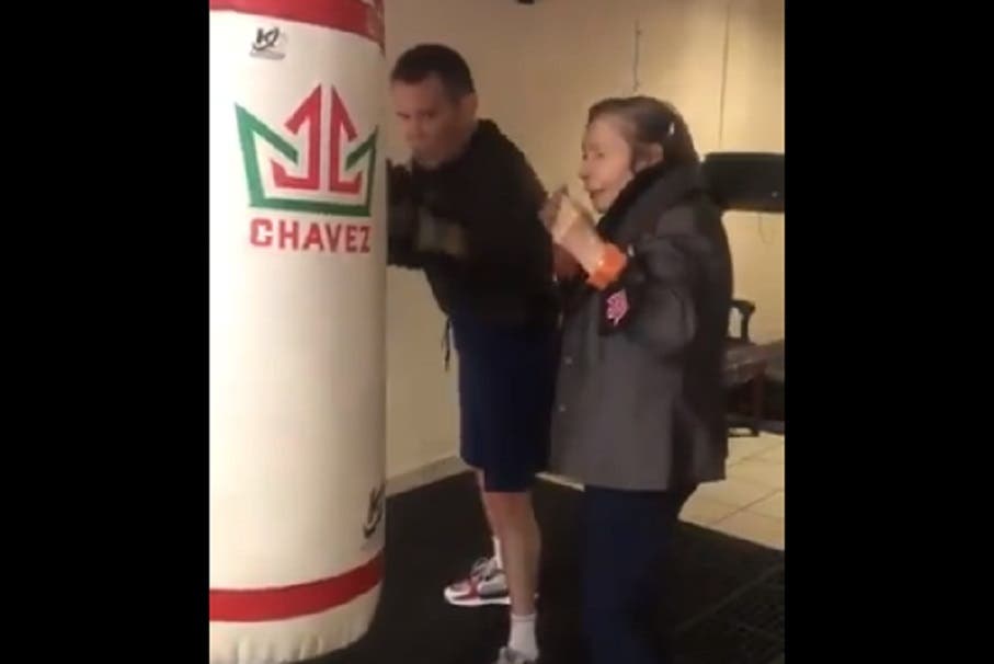 VIDEO Julio César Chávez le enseña a boxear a su madre, está para “campeona de mundo”, dice