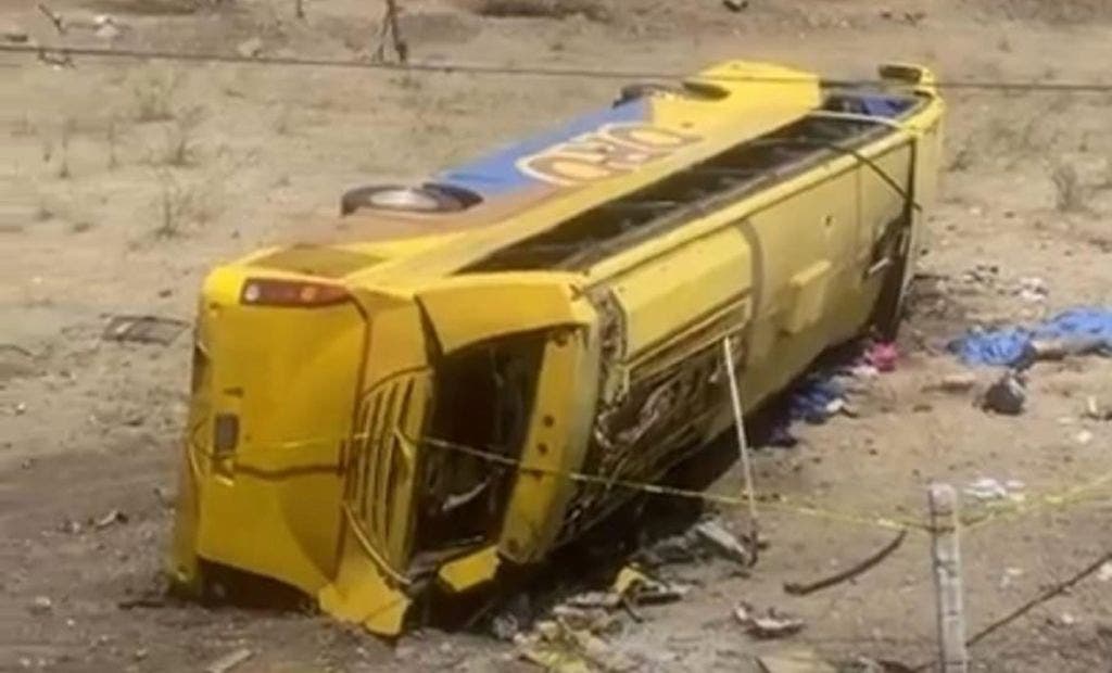 #AlMinuto Tres muertos tras volcadura de autobús de la Línea Oro